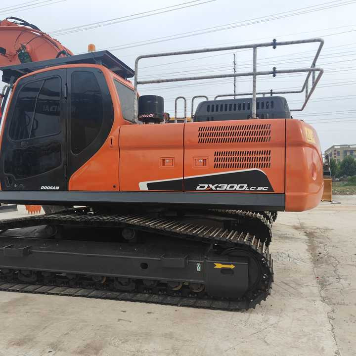 Used Digger DOOSAN DX300 Construction MachineryConstruction Digger Used DOOSAN DX300 Cheap Excavator - Lánctalpas kotró: 2 kép. Used Digger DOOSAN DX300 Construction MachineryConstruction Digger Used DOOSAN DX300 Cheap Excavator - Lánctalpas kotró: 2 kép.