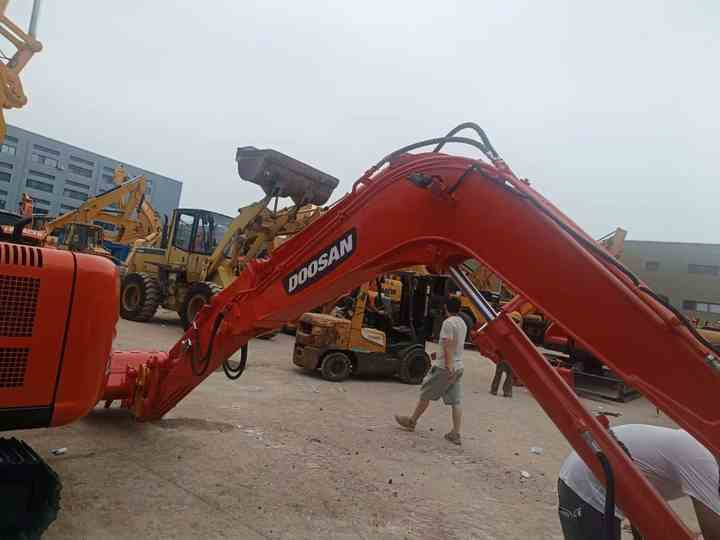 Used Digger DOOSAN DX55 Construction Machinery Construction Digger Used DOOSAN DX55 Cheap Excavator - Lánctalpas kotró: 4 kép. Used Digger DOOSAN DX55 Construction Machinery Construction Digger Used DOOSAN DX55 Cheap Excavator - Lánctalpas kotró: 4 kép.
