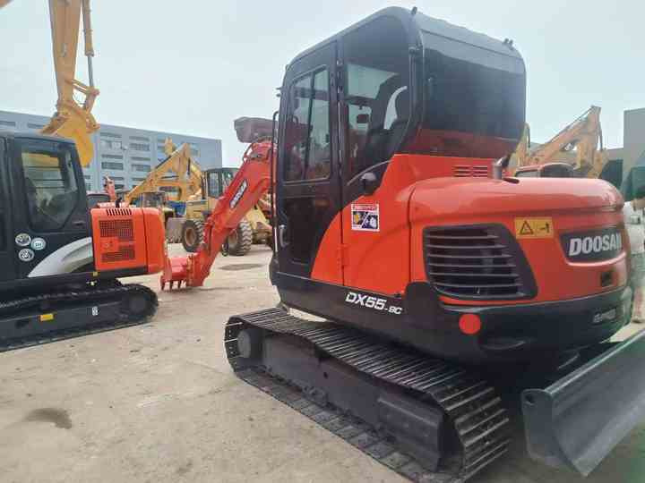 Used Digger DOOSAN DX55 Construction Machinery Construction Digger Used DOOSAN DX55 Cheap Excavator - Lánctalpas kotró: 3 kép. Used Digger DOOSAN DX55 Construction Machinery Construction Digger Used DOOSAN DX55 Cheap Excavator - Lánctalpas kotró: 3 kép.