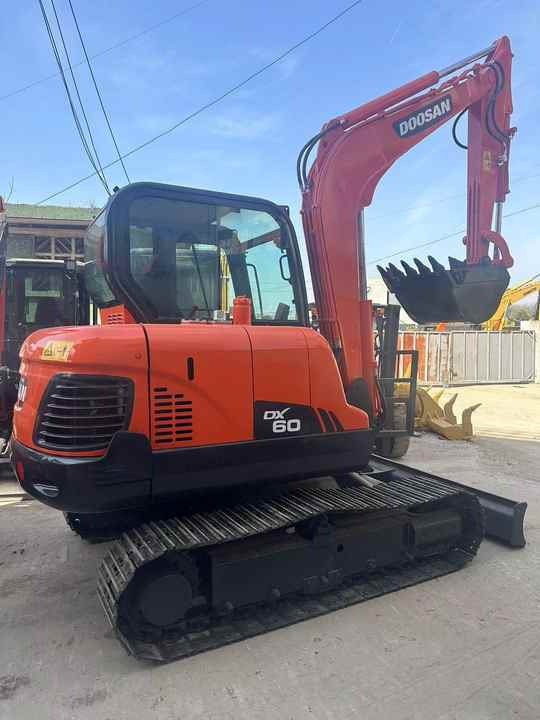 Used Digger DOOSAN DX60 Construction Machinery Construction Digger Used DOOSAN DX60 Cheap Excavator - Lánctalpas kotró: 4 kép. Used Digger DOOSAN DX60 Construction Machinery Construction Digger Used DOOSAN DX60 Cheap Excavator - Lánctalpas kotró: 4 kép.
