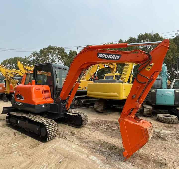 Used Digger DOOSAN DX60 Construction Machinery Construction Digger Used DOOSAN DX60 Cheap Excavator - Lánctalpas kotró: 5 kép. Used Digger DOOSAN DX60 Construction Machinery Construction Digger Used DOOSAN DX60 Cheap Excavator - Lánctalpas kotró: 5 kép.