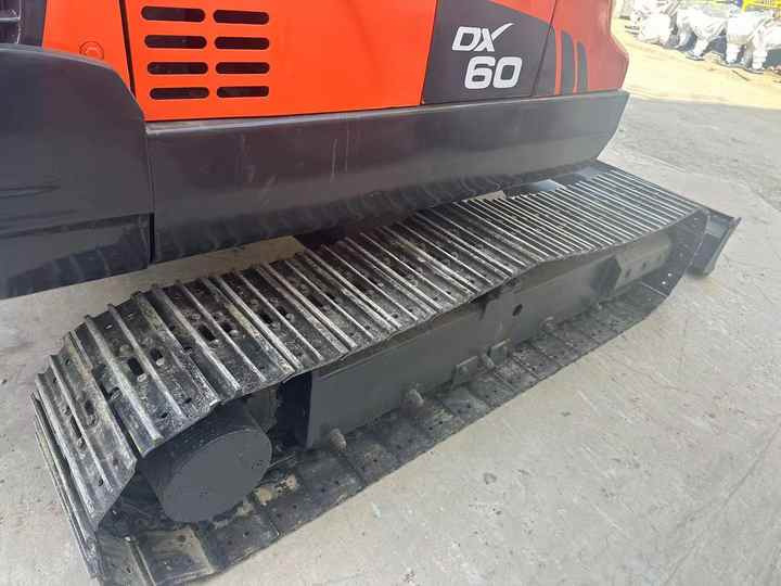 Used Digger DOOSAN DX60 Construction Machinery Construction Digger Used DOOSAN DX60 Cheap Excavator - Lánctalpas kotró: 2 kép. Used Digger DOOSAN DX60 Construction Machinery Construction Digger Used DOOSAN DX60 Cheap Excavator - Lánctalpas kotró: 2 kép.
