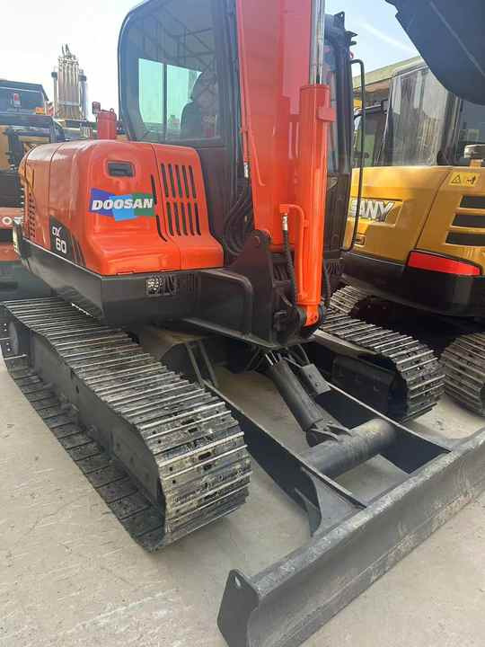 Used Digger DOOSAN DX60 Construction Machinery Construction Digger Used DOOSAN DX60 Cheap Excavator - Lánctalpas kotró: 5 kép. Used Digger DOOSAN DX60 Construction Machinery Construction Digger Used DOOSAN DX60 Cheap Excavator - Lánctalpas kotró: 5 kép.