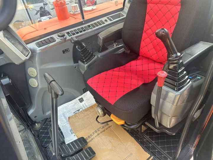 Used Digger DOOSAN DX60 Construction Machinery Construction Digger Used DOOSAN DX60 Cheap Excavator - Lánctalpas kotró: 3 kép. Used Digger DOOSAN DX60 Construction Machinery Construction Digger Used DOOSAN DX60 Cheap Excavator - Lánctalpas kotró: 3 kép.