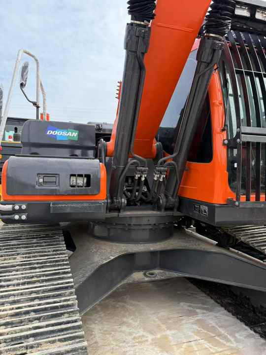Used Digger Doosan DX225LC-9T Construction Machinery Construction Digger Used Doosan DX225LC-9T Cheap Excavator - Lánctalpas kotró: 4 kép. Used Digger Doosan DX225LC-9T Construction Machinery Construction Digger Used Doosan DX225LC-9T Cheap Excavator - Lánctalpas kotró: 4 kép.