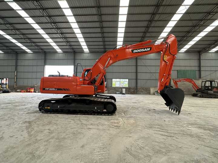 Used Digger Doosan DX225LC-9T Construction Machinery Construction Digger Used Doosan DX225LC-9T Cheap Excavator - Lánctalpas kotró: 4 kép. Used Digger Doosan DX225LC-9T Construction Machinery Construction Digger Used Doosan DX225LC-9T Cheap Excavator - Lánctalpas kotró: 4 kép.