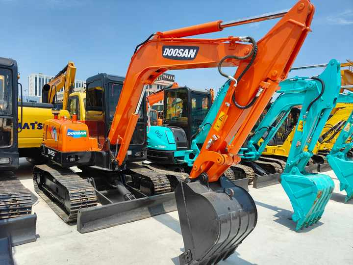 Used Digger Doosan Dh55 Construction Machinery Construction Digger Used Doosan Dh55 Cheap Excavator - Lánctalpas kotró: 4 kép. Used Digger Doosan Dh55 Construction Machinery Construction Digger Used Doosan Dh55 Cheap Excavator - Lánctalpas kotró: 4 kép.