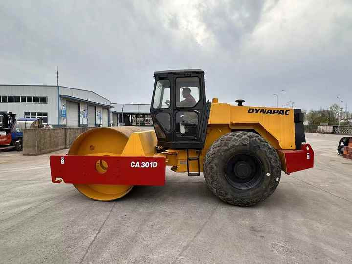 Used Dynapac CA301 Vibratory Roller with Less Working Time and Superior Performance Used Dynapac 251d/301D Roller for Sale - Úthenger: 2 kép. Used Dynapac CA301 Vibratory Roller with Less Working Time and Superior Performance Used Dynapac 251d/301D Roller for Sale - Úthenger: 2 kép.