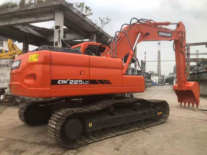 Used Excavator Doosan DX225LC Excavators Mini Equipment Earth Moving Machinery Doosan Digger Excavator for Sale - Lánctalpas kotró: 2 kép. Used Excavator Doosan DX225LC Excavators Mini Equipment Earth Moving Machinery Doosan Digger Excavator for Sale - Lánctalpas kotró: 2 kép.