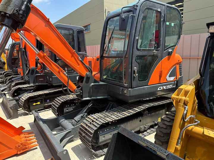 Used Excavator Doosan DX55 Excavators Mini Equipment Earth Moving Machinery Doosan Digger Excavator for Sale - Lánctalpas kotró: 2 kép. Used Excavator Doosan DX55 Excavators Mini Equipment Earth Moving Machinery Doosan Digger Excavator for Sale - Lánctalpas kotró: 2 kép.