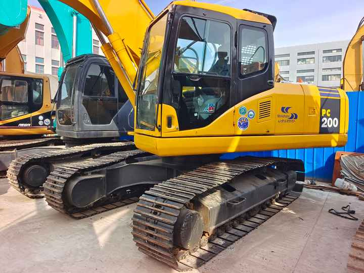 Used Good Quality Japan Original PC200-7 in Good Condition PC200-7 Komatsu - Lánctalpas kotró: 2 kép. Used Good Quality Japan Original PC200-7 in Good Condition PC200-7 Komatsu - Lánctalpas kotró: 2 kép.
