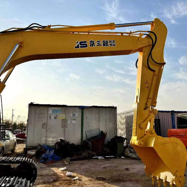 Used Good Quality Japan Original PC200-7 in Good Condition PC200-7 Komatsu - Lánctalpas kotró: 1 kép. Used Good Quality Japan Original PC200-7 in Good Condition PC200-7 Komatsu - Lánctalpas kotró: 1 kép.