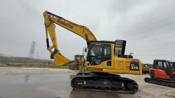 Used Good Quality Japan Original PC210-8 in Good Condition PC210-8 Komatsu - Lánctalpas kotró: 5 kép. Used Good Quality Japan Original PC210-8 in Good Condition PC210-8 Komatsu - Lánctalpas kotró: 5 kép.