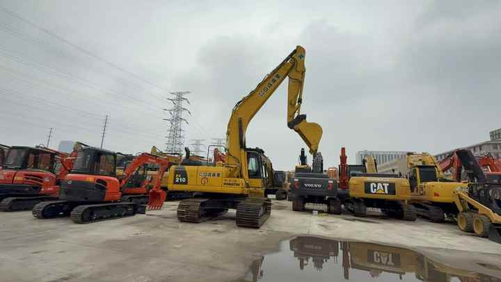 Used Good Quality Japan Original PC210-8 in Good Condition PC210-8 Komatsu - Lánctalpas kotró: 4 kép. Used Good Quality Japan Original PC210-8 in Good Condition PC210-8 Komatsu - Lánctalpas kotró: 4 kép.