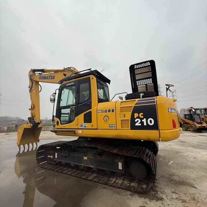 Used Good Quality Japan Original PC210-8 in Good Condition PC210-8 Komatsu - Lánctalpas kotró: 2 kép. Used Good Quality Japan Original PC210-8 in Good Condition PC210-8 Komatsu - Lánctalpas kotró: 2 kép.