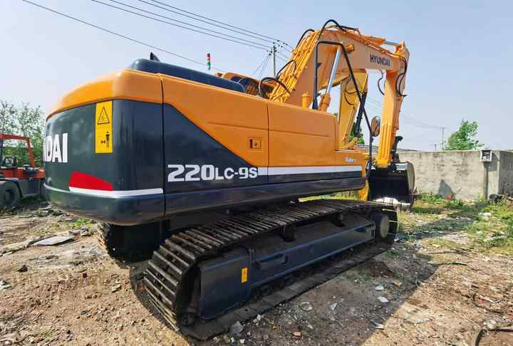 Used HYUNDAI R220-9S New Model Excavator Second Hand Machine Popular Brand Korean hyundai Hydraulic Machinery - Kotrógép: 3 kép. Used HYUNDAI R220-9S New Model Excavator Second Hand Machine Popular Brand Korean hyundai Hydraulic Machinery - Kotrógép: 3 kép.