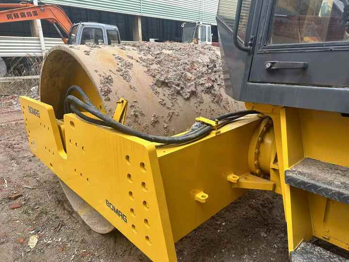 Talajtömörítő Used Heavy Construction Equipment BW217D Second Hand Road Rollers Used Machine Hot Sale: 6 kép. Talajtömörítő Used Heavy Construction Equipment BW217D Second Hand Road Rollers Used Machine Hot Sale: 6 kép.