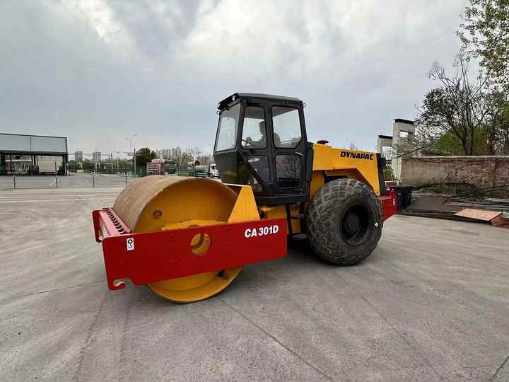 Used Heavy Construction Equipment Dynapac Ca301d Second Hand Road Rollers Used Machine Hot Sale - Úthenger: 2 kép. Used Heavy Construction Equipment Dynapac Ca301d Second Hand Road Rollers Used Machine Hot Sale - Úthenger: 2 kép.
