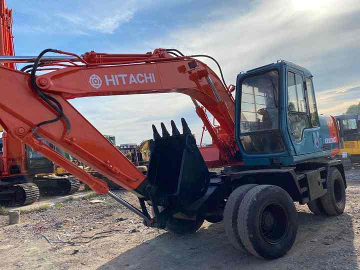 Used Hitachi Ex100WD Wheel Excavator for Sale Japan Made Hitachi Ex100wd Wheeled Excavator for Sale - Gumikerekes kotró: 5 kép. Used Hitachi Ex100WD Wheel Excavator for Sale Japan Made Hitachi Ex100wd Wheeled Excavator for Sale - Gumikerekes kotró: 5 kép.
