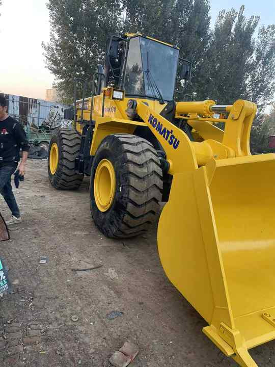 Used Komatsu WA380-3 Front Loader in Very Good Condition Strong Power komatsu 380 Wheel Loader Low Price Hot Sale - Gumikerekes homlokrakodó: 2 kép. Used Komatsu WA380-3 Front Loader in Very Good Condition Strong Power komatsu 380 Wheel Loader Low Price Hot Sale - Gumikerekes homlokrakodó: 2 kép.