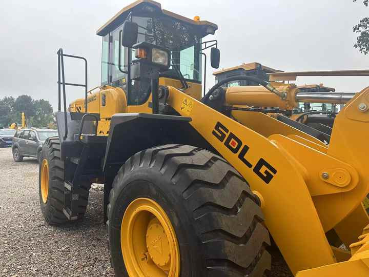 Used Road Construction Equipment SDLG LG956L Wheel Loader Second Hand SDLG 936 LG 953 LG958F 956L for Sale - Gumikerekes homlokrakodó: 2 kép. Used Road Construction Equipment SDLG LG956L Wheel Loader Second Hand SDLG 936 LG 953 LG958F 956L for Sale - Gumikerekes homlokrakodó: 2 kép.