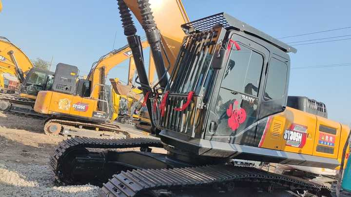 Used SANY 365H Excavator in Excellent Condition Is Sold at a Low Price Sany 36-ton 365h Used Hydraulic Excavator Is in Stock - Lánctalpas kotró: 3 kép. Used SANY 365H Excavator in Excellent Condition Is Sold at a Low Price Sany 36-ton 365h Used Hydraulic Excavator Is in Stock - Lánctalpas kotró: 3 kép.