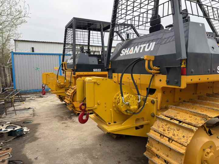 Used Shantui SD22 New Model Bulldozer Second Hand Machine Popular Brand Shantui Hydraulic Machinery - Buldózer: 3 kép. Used Shantui SD22 New Model Bulldozer Second Hand Machine Popular Brand Shantui Hydraulic Machinery - Buldózer: 3 kép.