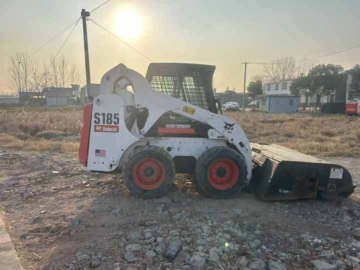Used bobcat s185 skid steer loader on sale 100% excellent condition bobcat brand s185 s300 s550 s16 s18 skid steer sale - Mini homlokrakodó: 3 kép. Used bobcat s185 skid steer loader on sale 100% excellent condition bobcat brand s185 s300 s550 s16 s18 skid steer sale - Mini homlokrakodó: 3 kép.