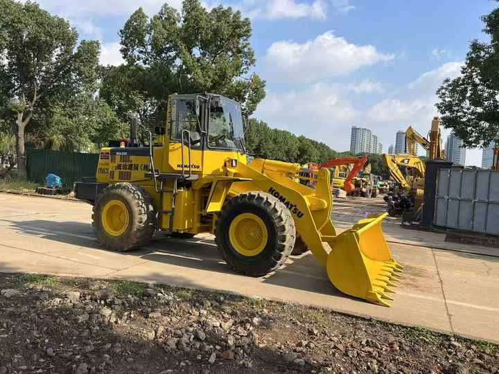 Used komatsu Wa320-3 Wheel Loader Second Hand Machine Popular Brand komatsu Hydraulic Machinery - Gumikerekes homlokrakodó: 2 kép. Used komatsu Wa320-3 Wheel Loader Second Hand Machine Popular Brand komatsu Hydraulic Machinery - Gumikerekes homlokrakodó: 2 kép.