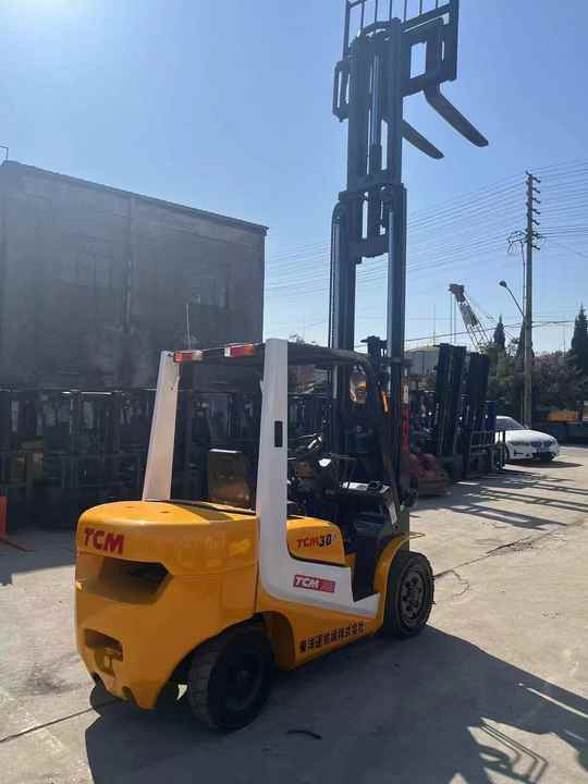 Very Good Condition and Cheap Price 3 Tonne TCM Forklift Run Performance TCM30 Forklift for Sale - Villás targonca: 2 kép. Very Good Condition and Cheap Price 3 Tonne TCM Forklift Run Performance TCM30 Forklift for Sale - Villás targonca: 2 kép.