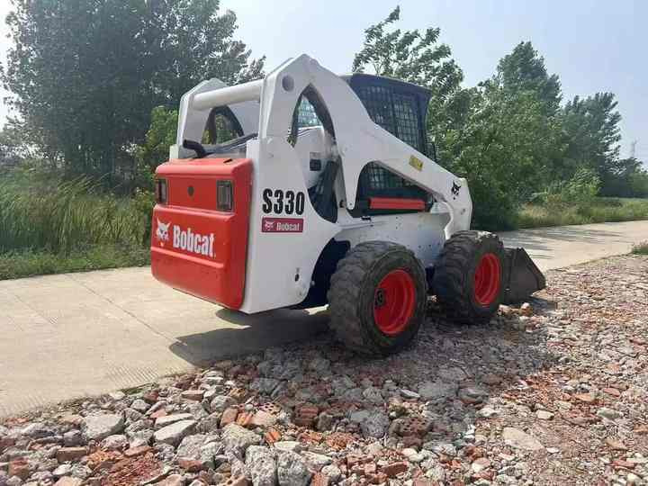 Very Low Price American Brand Used Bobcat S330 Skid Steer Loader with Superior Performance for Sale S160/S180/S300 in Stock - Mini homlokrakodó: 3 kép. Very Low Price American Brand Used Bobcat S330 Skid Steer Loader with Superior Performance for Sale S160/S180/S300 in Stock - Mini homlokrakodó: 3 kép.