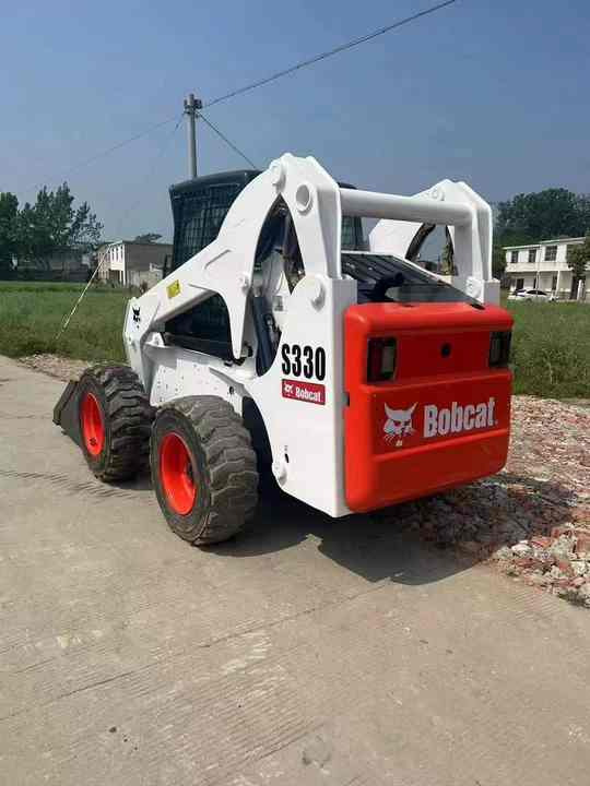 Very Low Price American Brand Used Bobcat S330 Skid Steer Loader with Superior Performance for Sale S160/S180/S300 in Stock - Mini homlokrakodó: 4 kép. Very Low Price American Brand Used Bobcat S330 Skid Steer Loader with Superior Performance for Sale S160/S180/S300 in Stock - Mini homlokrakodó: 4 kép.