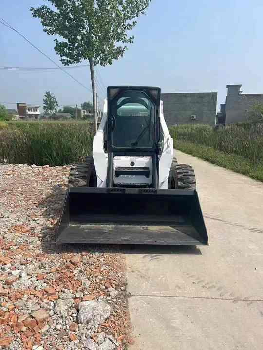 Very Low Price American Brand Used Bobcat S330 Skid Steer Loader with Superior Performance for Sale S160/S180/S300 in Stock - Mini homlokrakodó: 2 kép. Very Low Price American Brand Used Bobcat S330 Skid Steer Loader with Superior Performance for Sale S160/S180/S300 in Stock - Mini homlokrakodó: 2 kép.