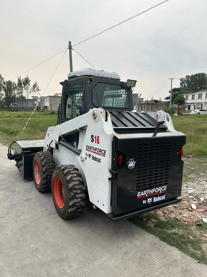 BOBCAT S16 - Mini homlokrakodó: 5 kép. BOBCAT S16 - Mini homlokrakodó: 5 kép.