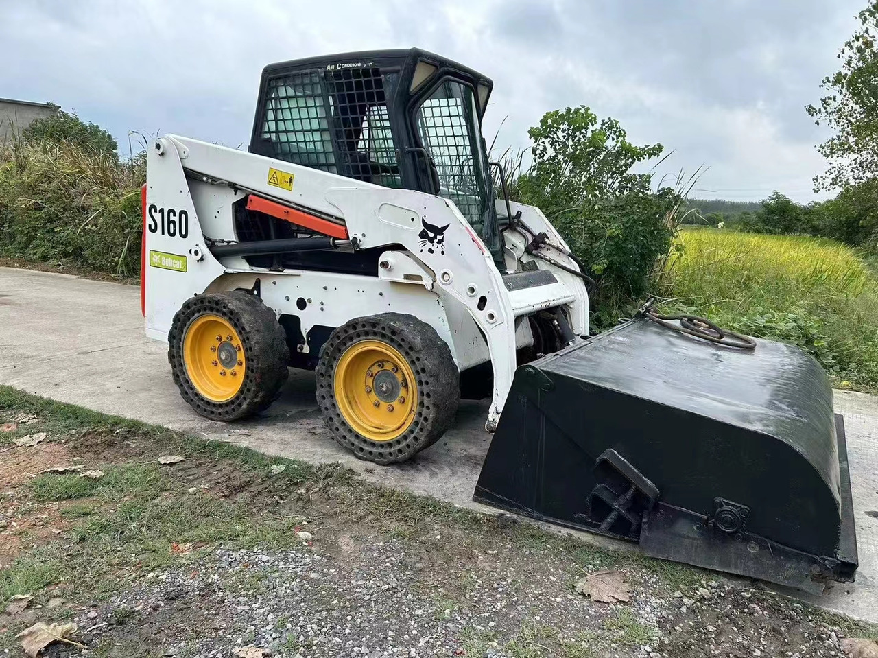 BOBCAT S160 - Mini homlokrakodó: 3 kép. BOBCAT S160 - Mini homlokrakodó: 3 kép.