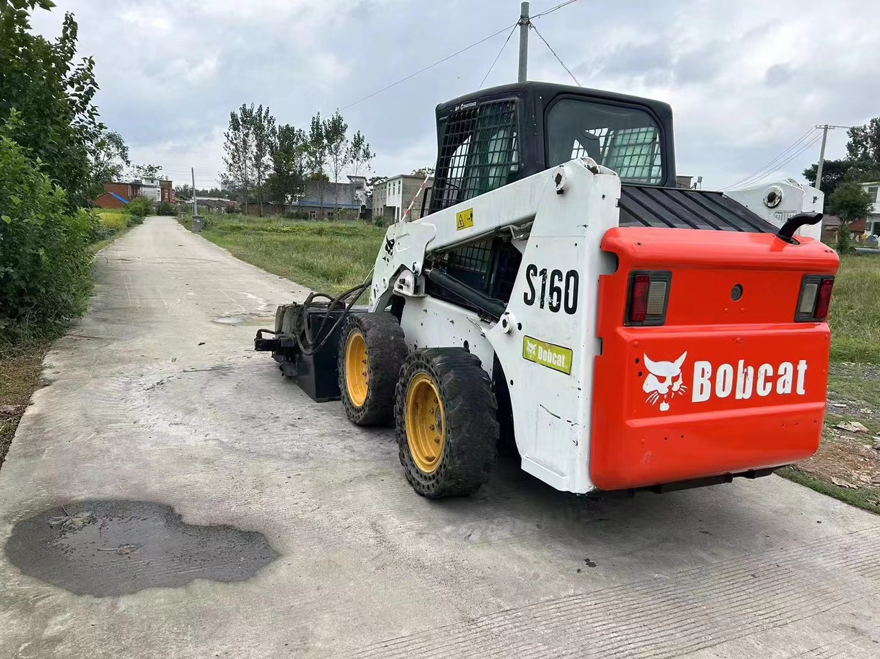 BOBCAT S160 - Mini homlokrakodó: 2 kép. BOBCAT S160 - Mini homlokrakodó: 2 kép.