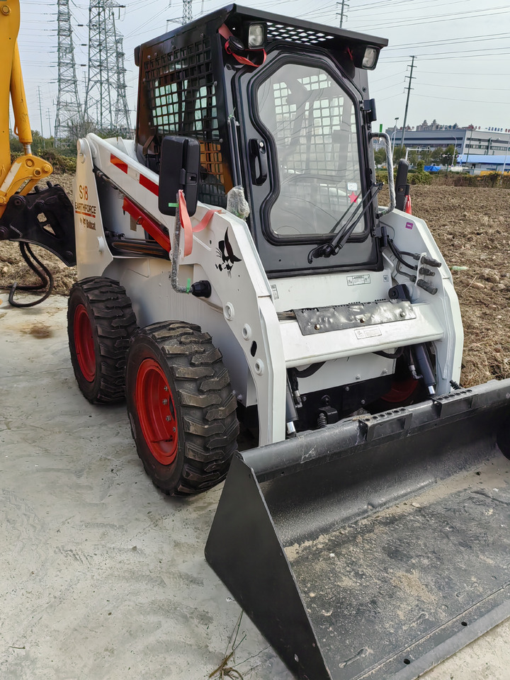 BOBCAT S18 - Mini homlokrakodó: 2 kép. BOBCAT S18 - Mini homlokrakodó: 2 kép.