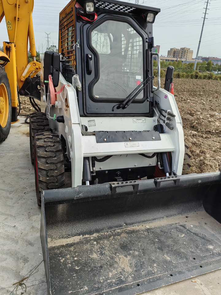 BOBCAT S18 - Mini homlokrakodó: 3 kép. BOBCAT S18 - Mini homlokrakodó: 3 kép.