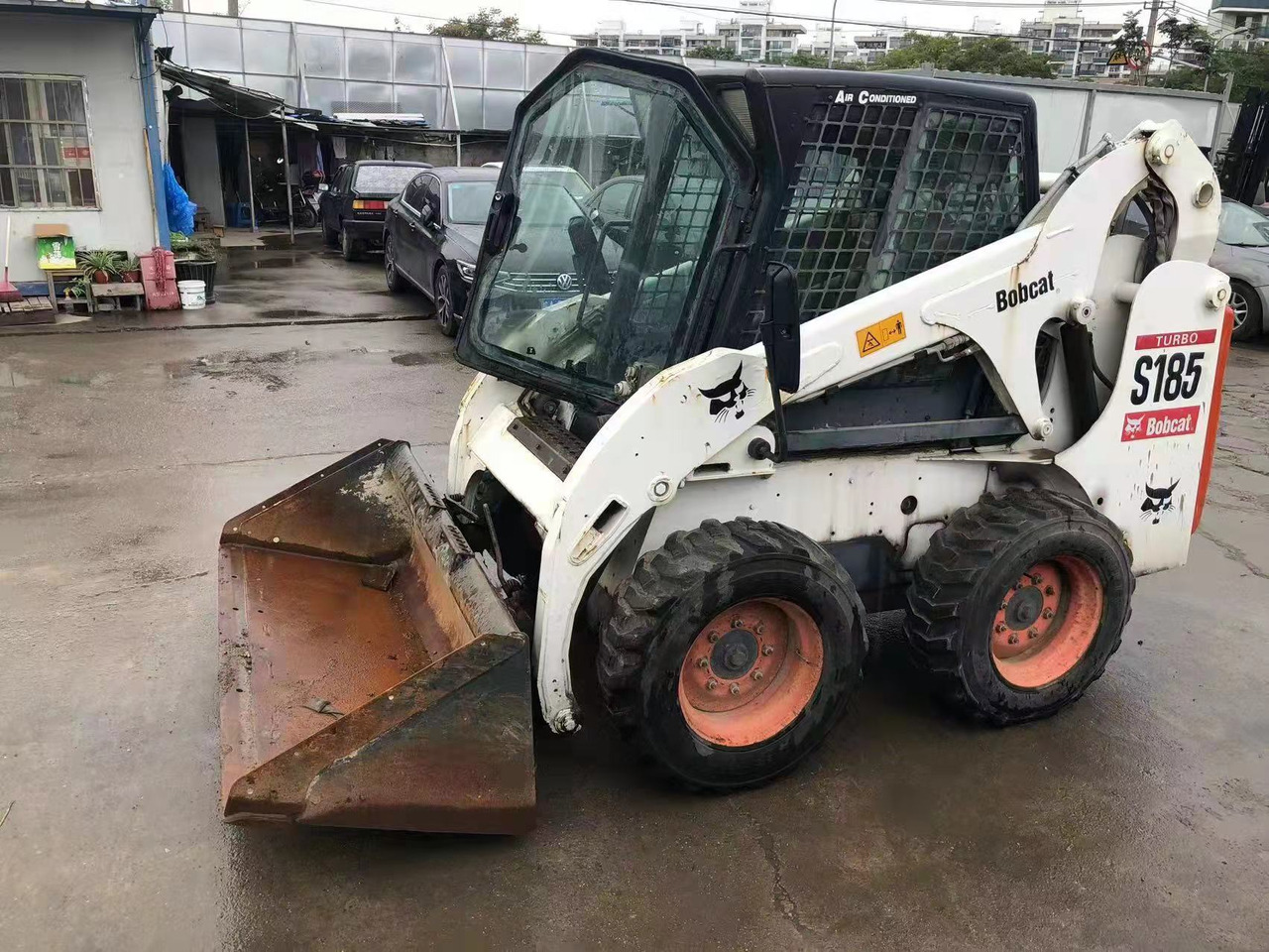 BOBCAT S185 - Mini homlokrakodó: 1 kép. BOBCAT S185 - Mini homlokrakodó: 1 kép.