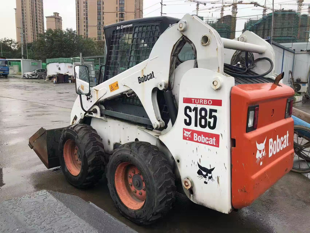 BOBCAT S185 - Mini homlokrakodó: 4 kép. BOBCAT S185 - Mini homlokrakodó: 4 kép.