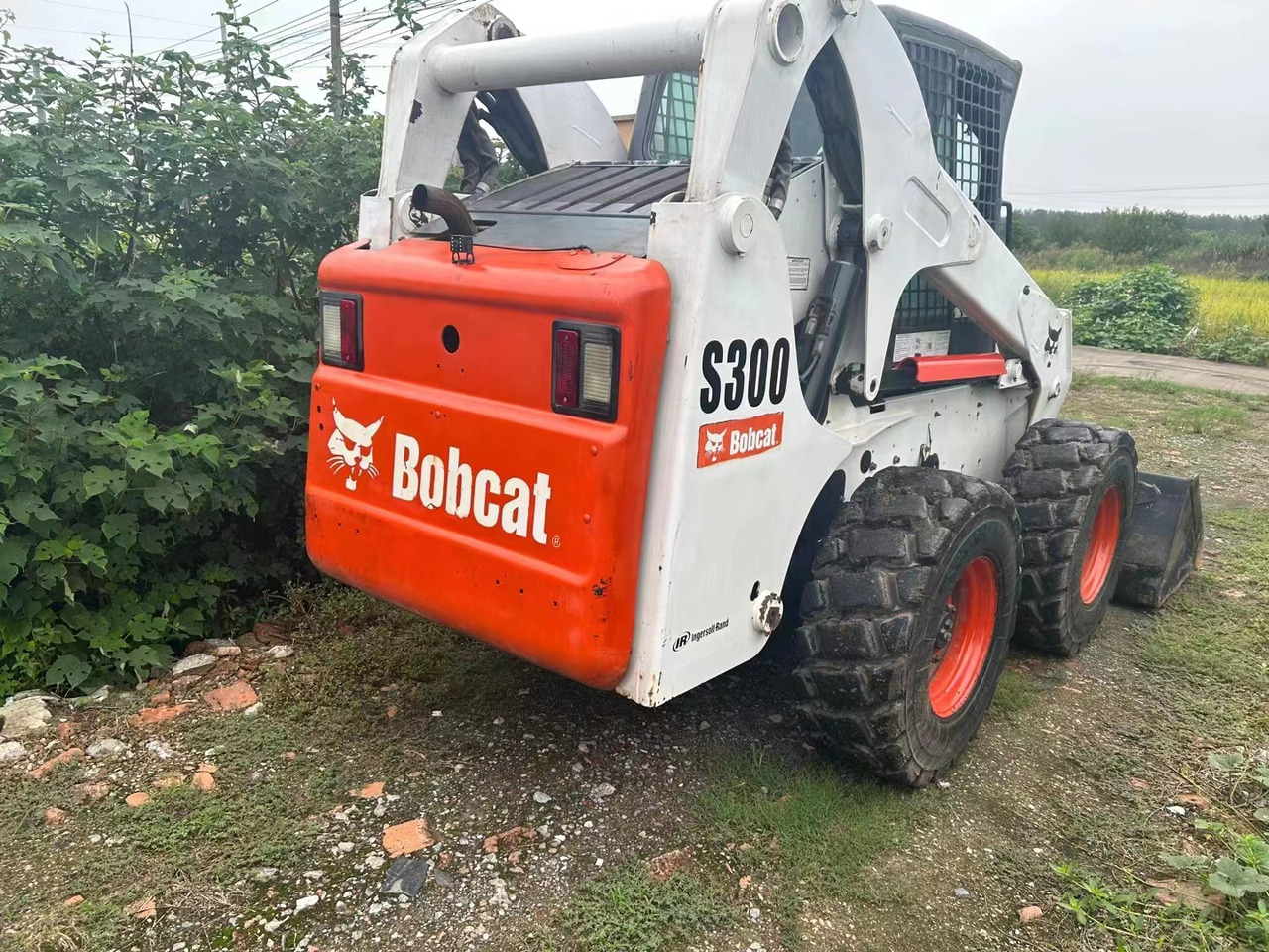 BOBCAT S300 - Mini homlokrakodó: 2 kép. BOBCAT S300 - Mini homlokrakodó: 2 kép.