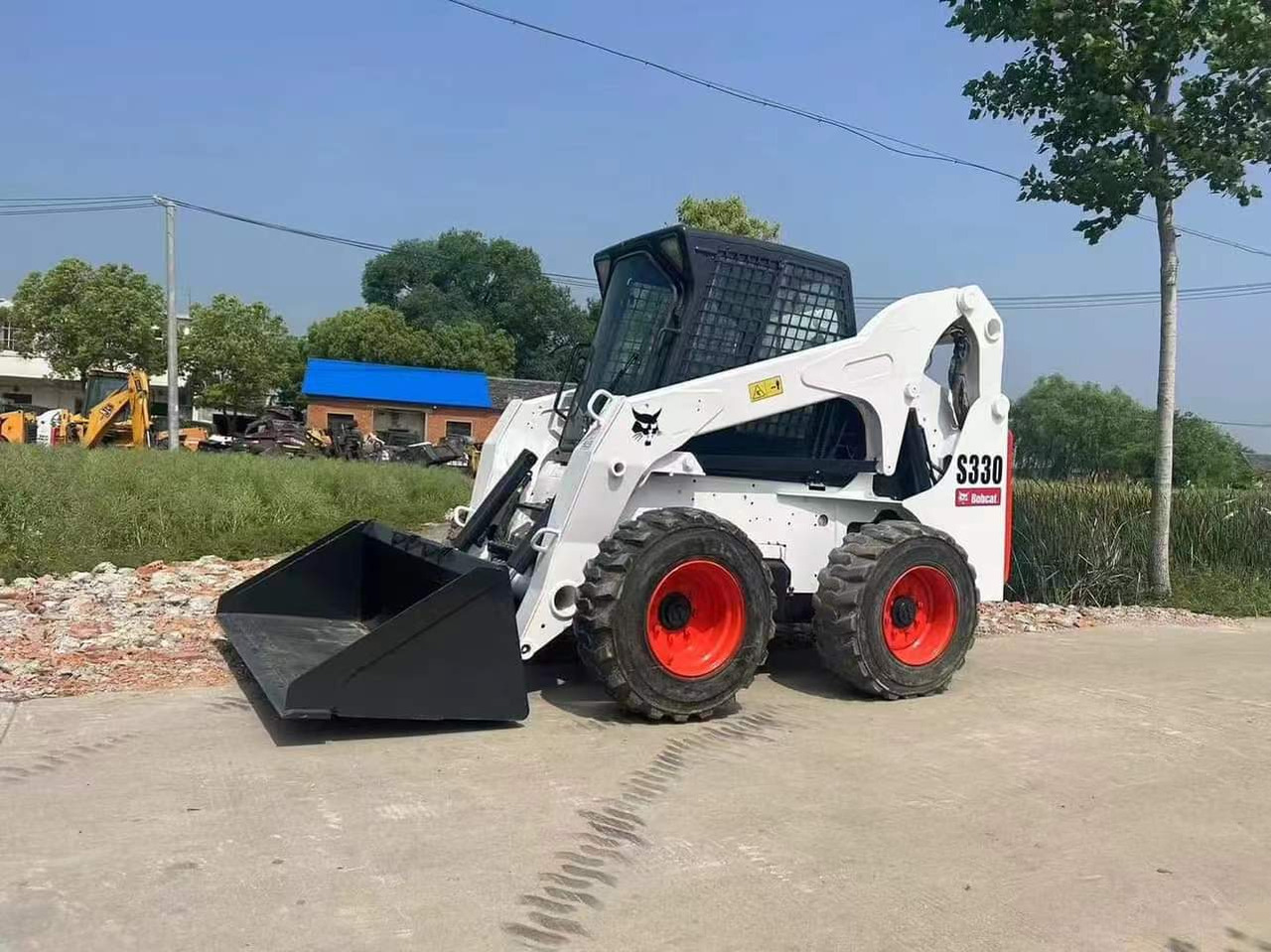 BOBCAT S330 - Mini homlokrakodó: 1 kép. BOBCAT S330 - Mini homlokrakodó: 1 kép.