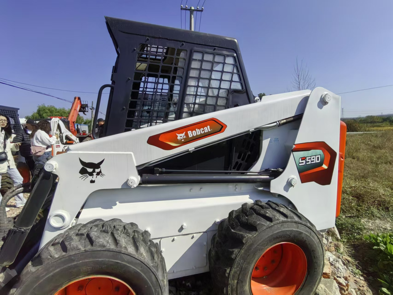 BOBCAT S590 - Mini homlokrakodó: 3 kép. BOBCAT S590 - Mini homlokrakodó: 3 kép.