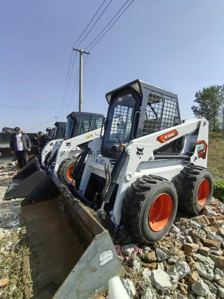 BOBCAT S590 - Mini homlokrakodó: 1 kép. BOBCAT S590 - Mini homlokrakodó: 1 kép.