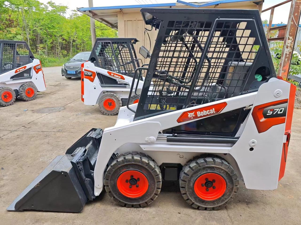 BOBCAT S70 - Mini homlokrakodó: 1 kép. BOBCAT S70 - Mini homlokrakodó: 1 kép.