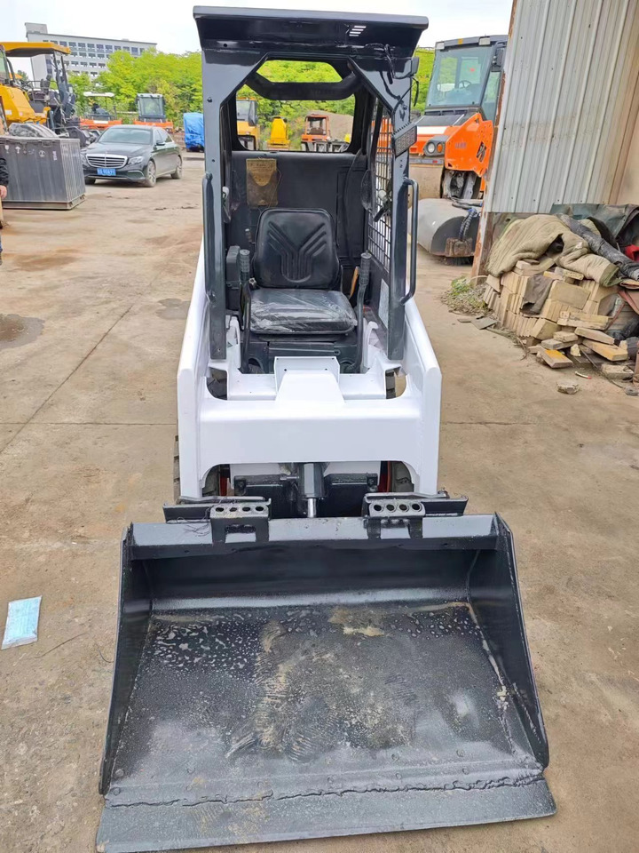 BOBCAT S70 - Mini homlokrakodó: 3 kép. BOBCAT S70 - Mini homlokrakodó: 3 kép.