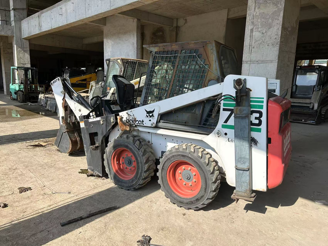 BOBCAT T753 - Mini homlokrakodó: 1 kép. BOBCAT T753 - Mini homlokrakodó: 1 kép.