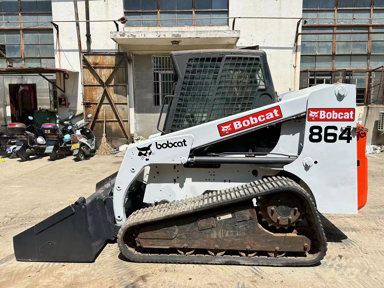BOBCAT T864 - Mini homlokrakodó: 5 kép. BOBCAT T864 - Mini homlokrakodó: 5 kép.