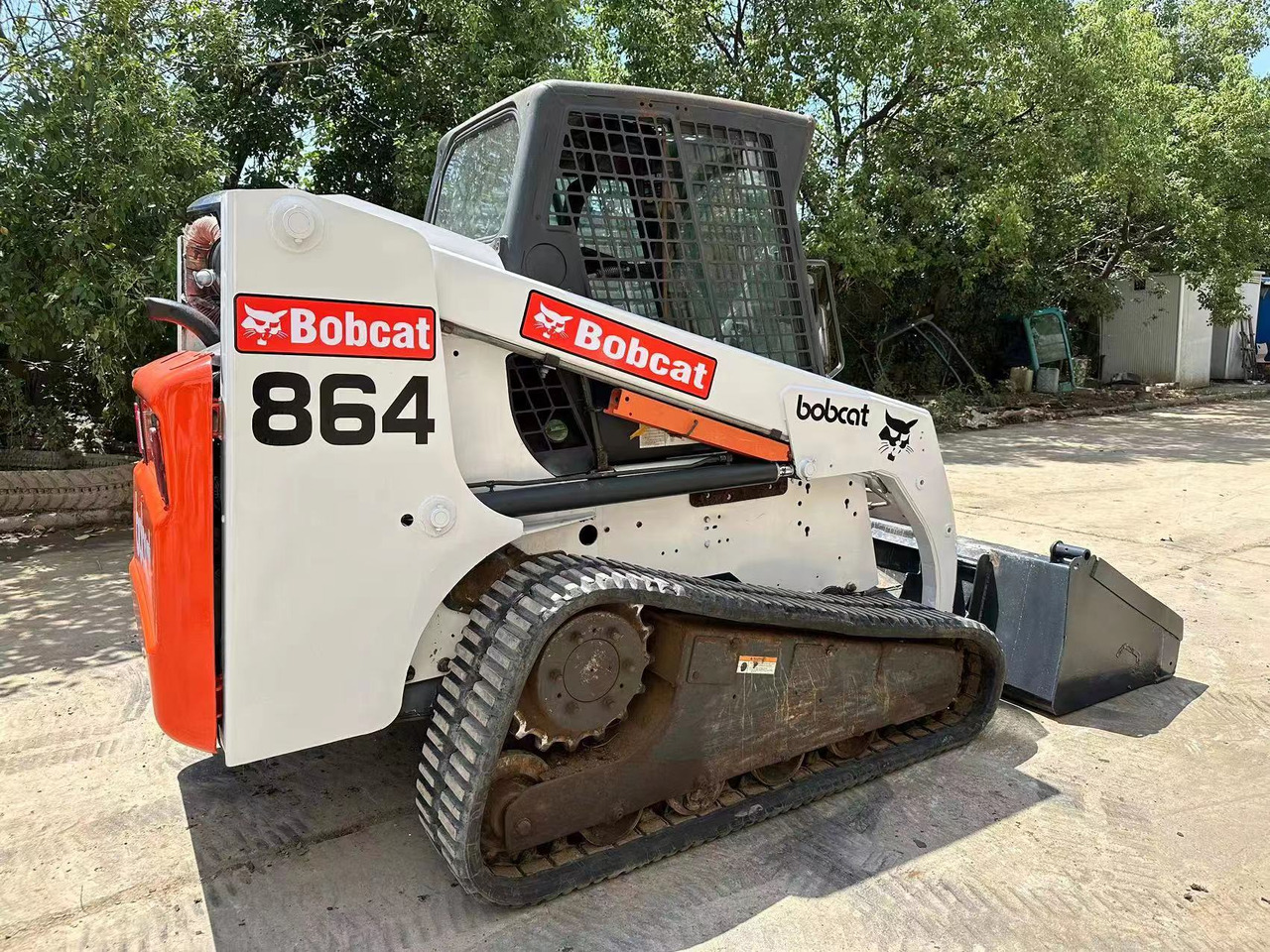 BOBCAT T864 - Mini homlokrakodó: 2 kép. BOBCAT T864 - Mini homlokrakodó: 2 kép.