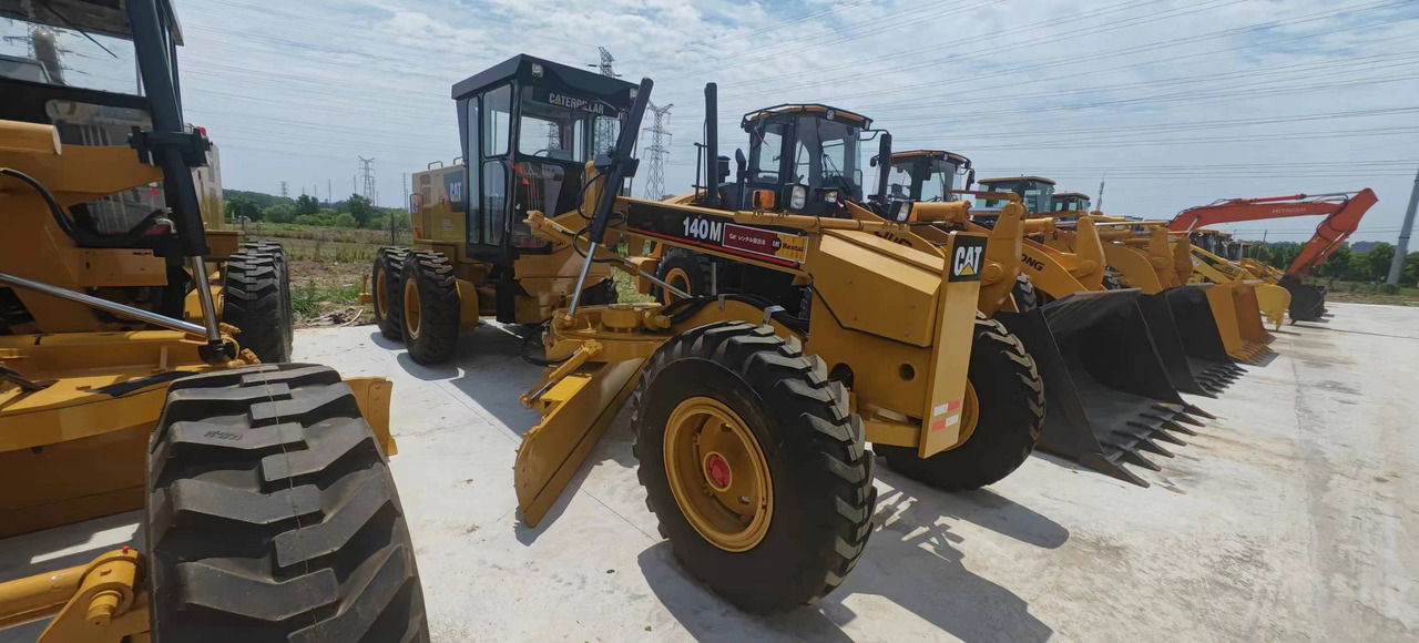 CATERPILLAR 140M - Gréder: 3 kép. CATERPILLAR 140M - Gréder: 3 kép.